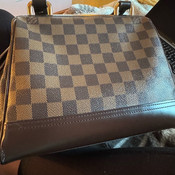 Used Authentic Louis Vuitton Handbag With August 2006 date code VI0086. - Picture 6 of 8